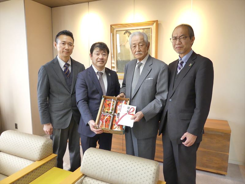 愛知県信用農業協同組合連合会様 預託品(いちご)贈呈式報告 社会福祉法人 中部善意銀行 愛知県信用農業協同組合連合会様 預託品(いちご)贈呈式報告 社会福祉法人 中部善意銀行