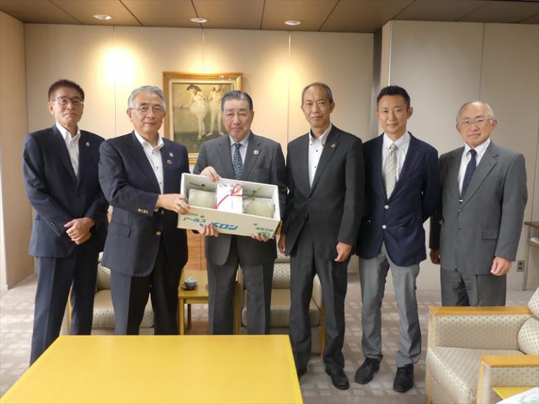 愛知県信用農業協同組合連合会様 メロン目録贈呈式 社会福祉法人 中部善意銀行 愛知県信用農業協同組合連合会様 メロン目録贈呈式 社会福祉法人 中部善意銀行